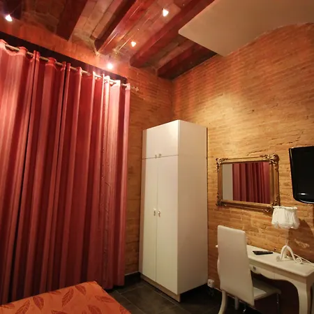 هوستال أورليانز بيت ضيافة